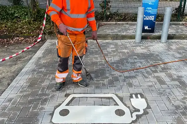 Markierungen auf Straßen, Parkplätzen, Logistikhallen 11