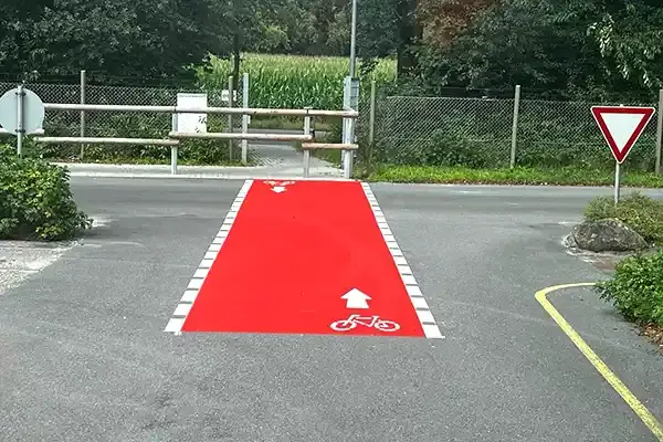 Markierungsarbeiten auf Straßen, Parkplätzen, Logistikhallen und vieles mehr 07