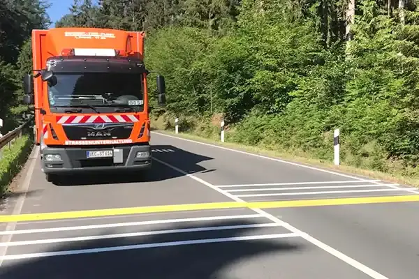 Markierungsarbeiten auf Straßen, Parkplätzen, Logistikhallen und vieles mehr 13