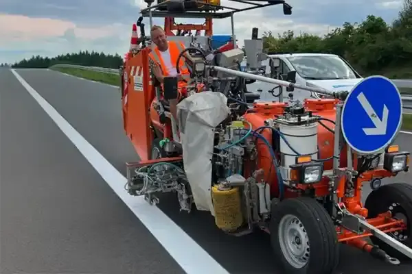 Beispiel für Markierungsarbeiten auf Straßen, Parkplätzen, Logistikhallen und vieles mehr 00