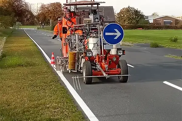 Beispiel für Markierungen auf Straßen, Parkplätzen, Logistikhallen und vieles mehr 15