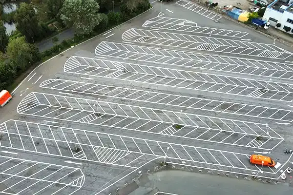 Markierungsarbeiten auf Straßen, Parkplätzen, Logistikhallen 14