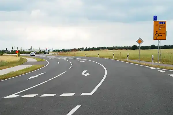 Beispiel für Markierungen auf Straßen, Parkplätzen, Logistikhallen  16