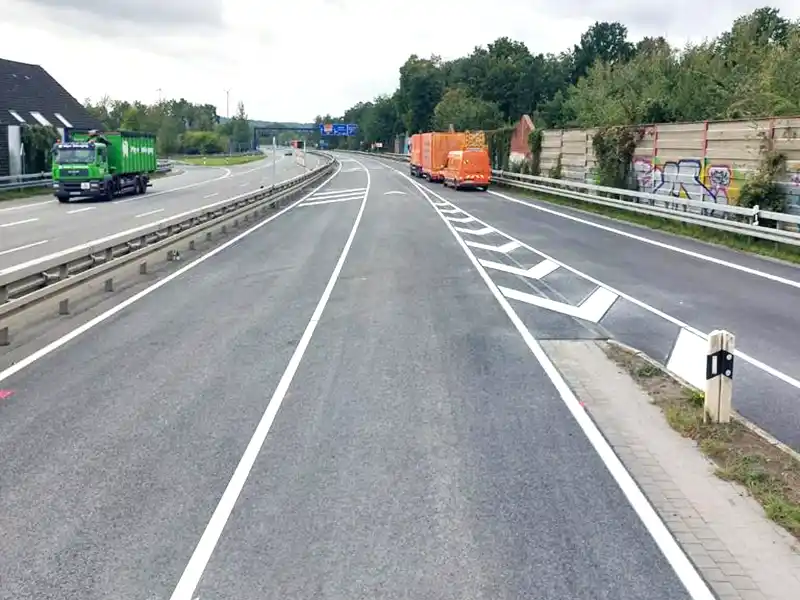 Dickschichtmarkierung auf einer Straße