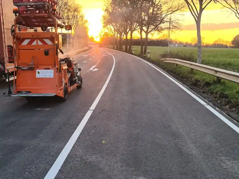 Dickschichtmarkierung auf einer Straße 2