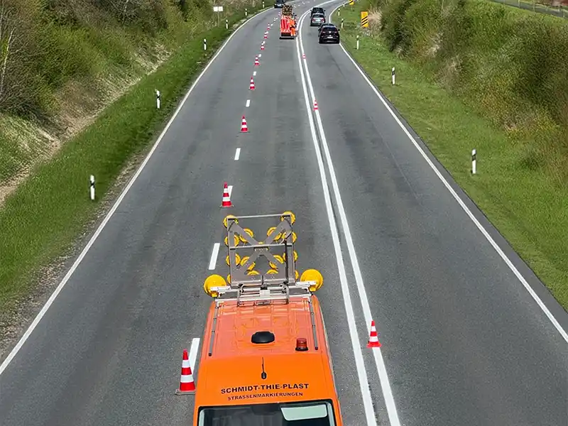 Dünnschichtmarkierung auf einer Straße