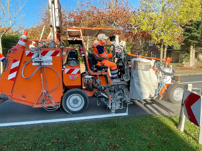 Dünnschichtmarkierungsmaschine auf einer Straße
